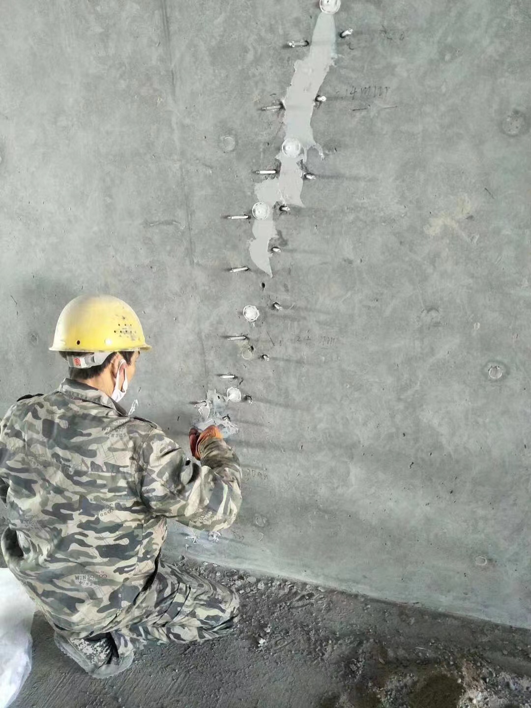 泰兴混凝土楼板裂缝加固施工的方案